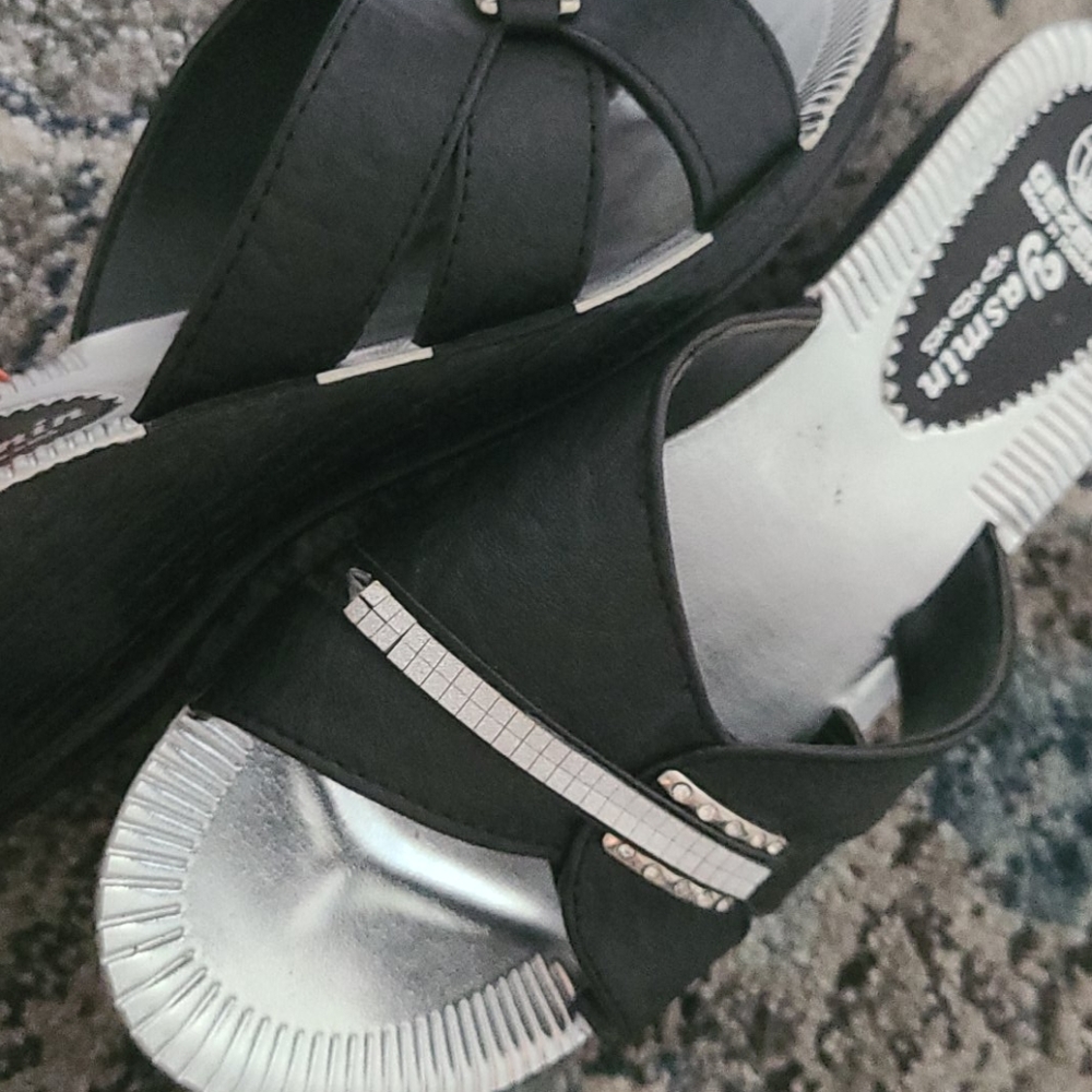 Shoes - Picture 4 of 4